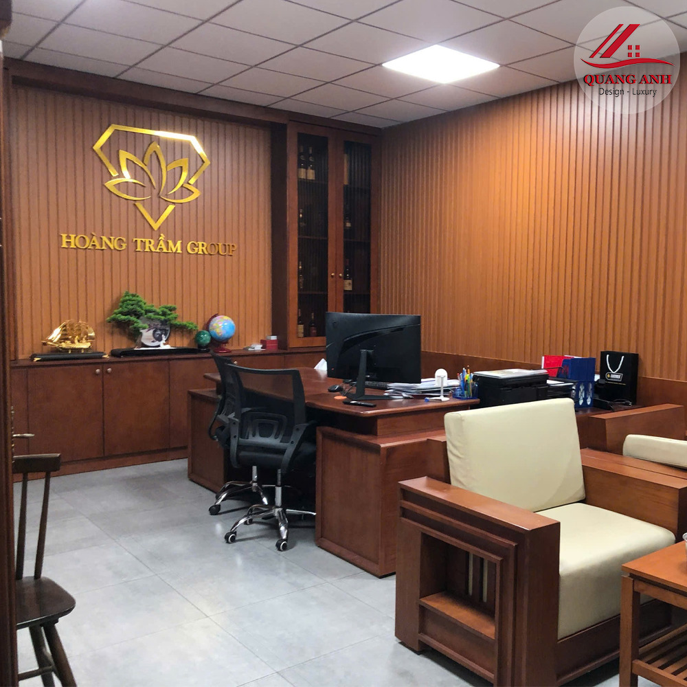 Phòng giám đốc sang trọng với bàn ghế quyền uy và tủ trưng bày đẳng cấp